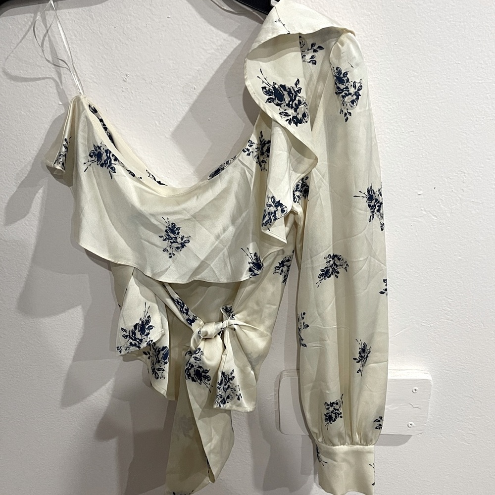 ASTR the label one sleeve blouse